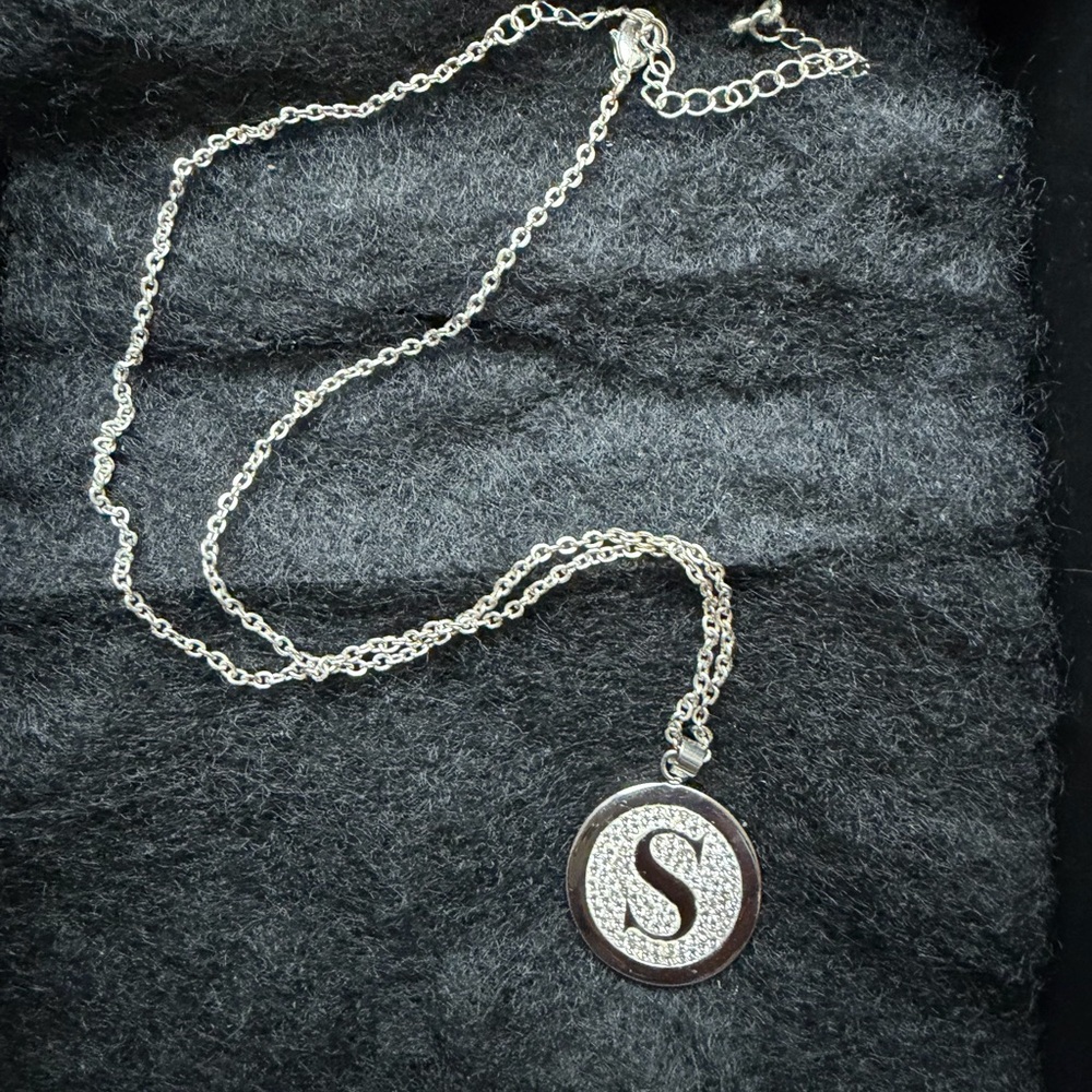 Sparkling Stainless Steele “S” Initial Necklace Like New! - Picture 4 of 5